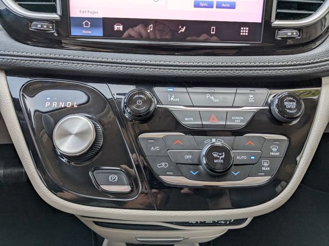 Used 2023 Chrysler Pacifica Touring-L FWD image 3