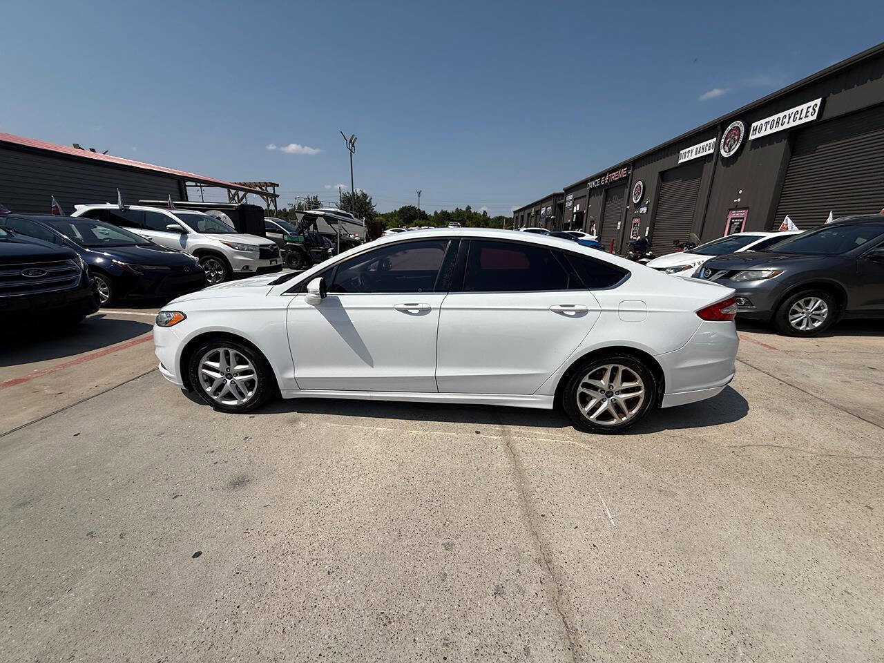 Used 2015 Ford Fusion SE image 2