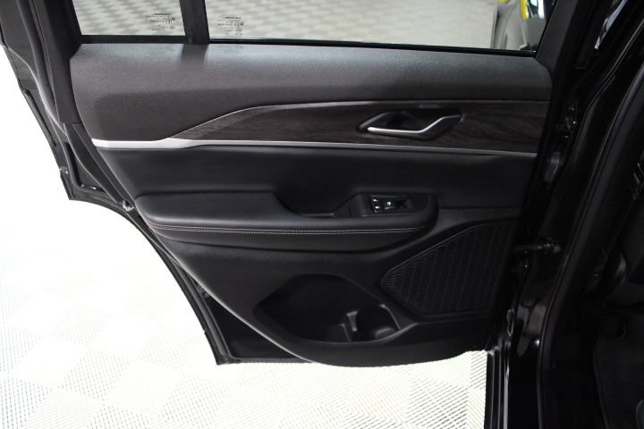 Used 2023 Jeep Grand Cherokee Limited AWD/4WD image 19