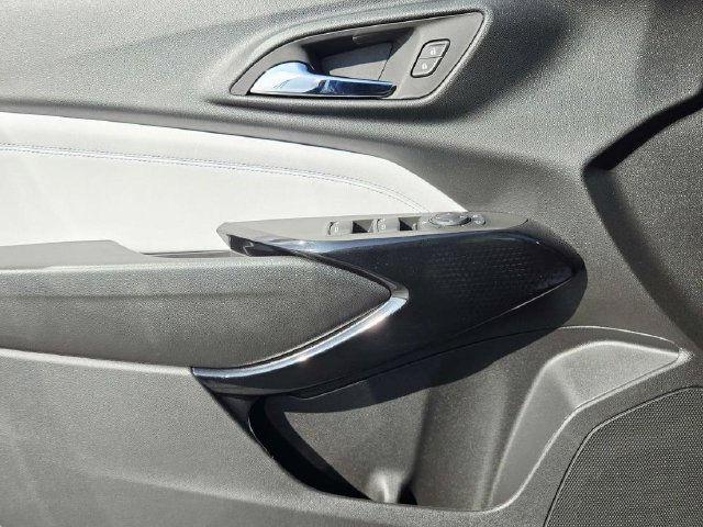 New 2026 Chevrolet Trax LT w/ Driver Confidence Package FWD image 24