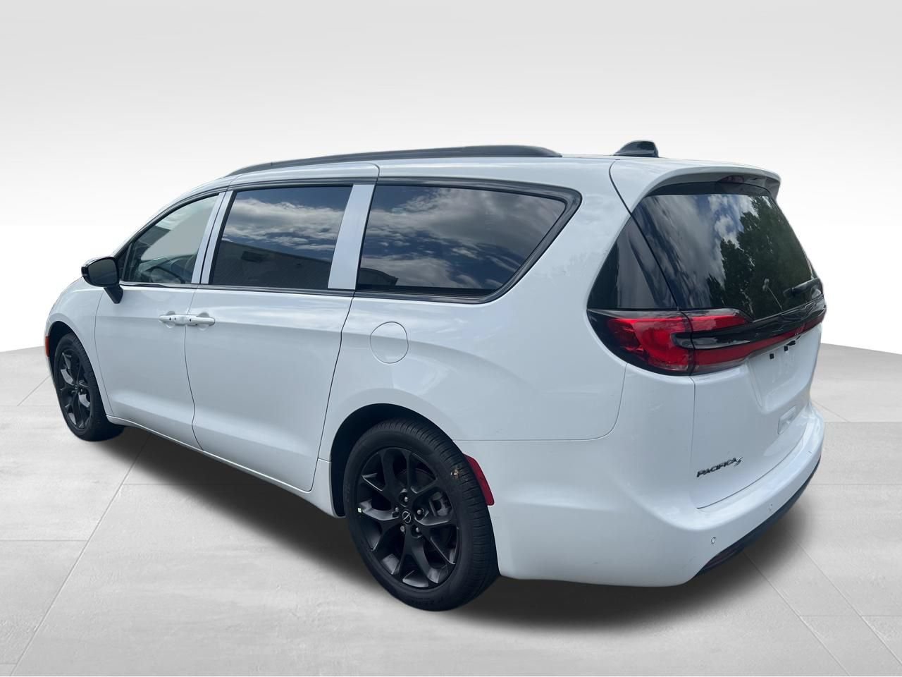 New 2026 Chrysler Pacifica Select w/ S Appearance Package FWD image 4