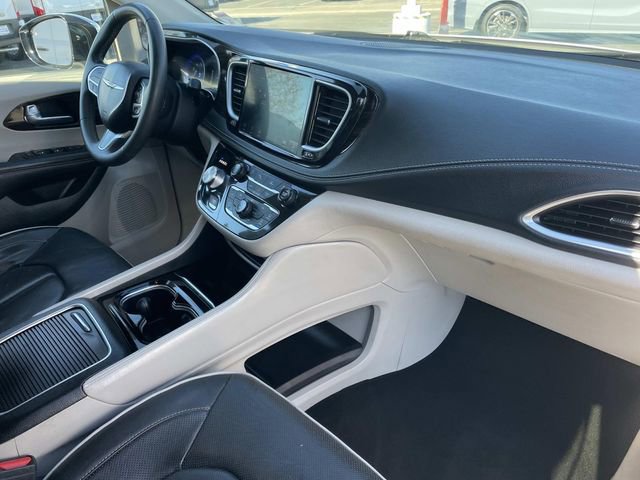 Used 2023 Chrysler Pacifica Limited image 35
