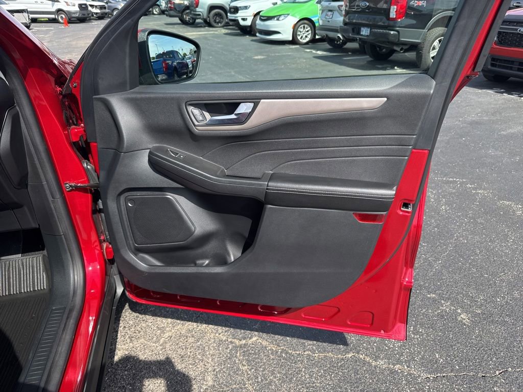 Used 2022 Ford Escape SEL w/ Technology Package FWD image 32