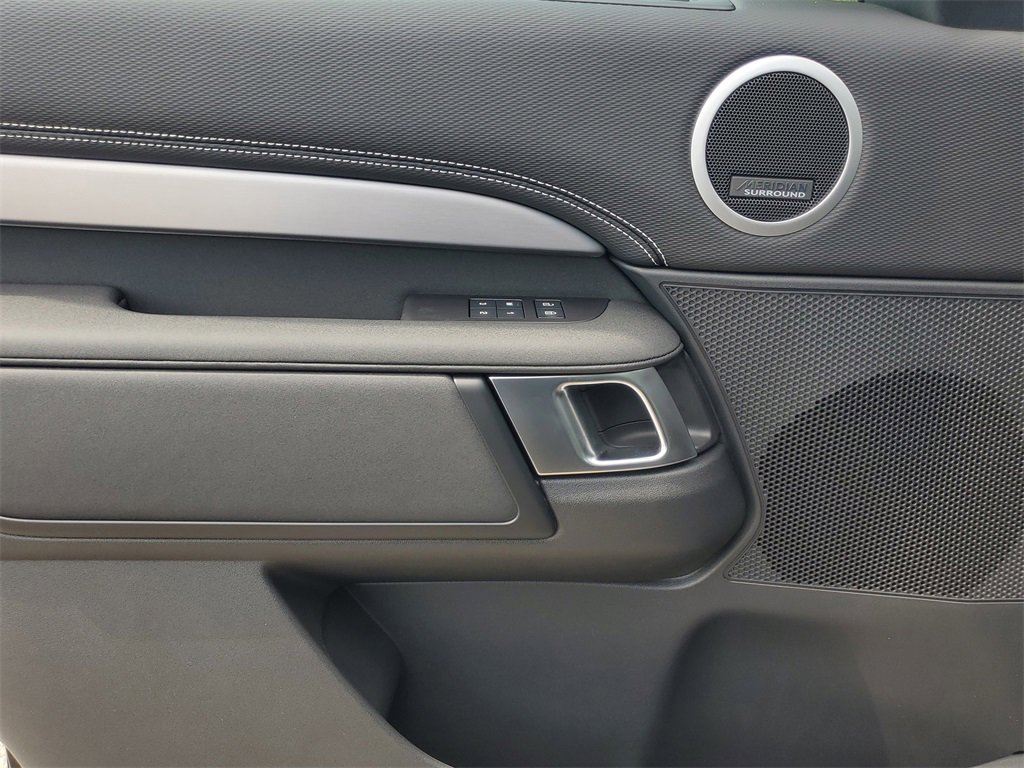 New 2025 Land Rover Discovery Dynamic SE image 10