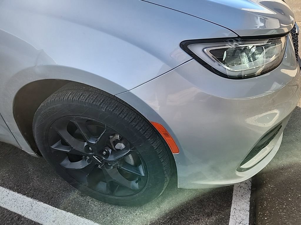 Used 2023 Chrysler Pacifica Limited w/ S Appearance Package image 3