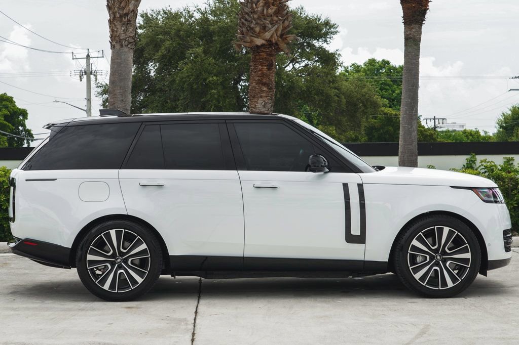 Used 2025 Land Rover Range Rover SE AWD/4WD image 9