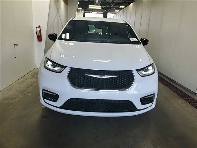 Used 2025 Chrysler Pacifica Select FWD image 3
