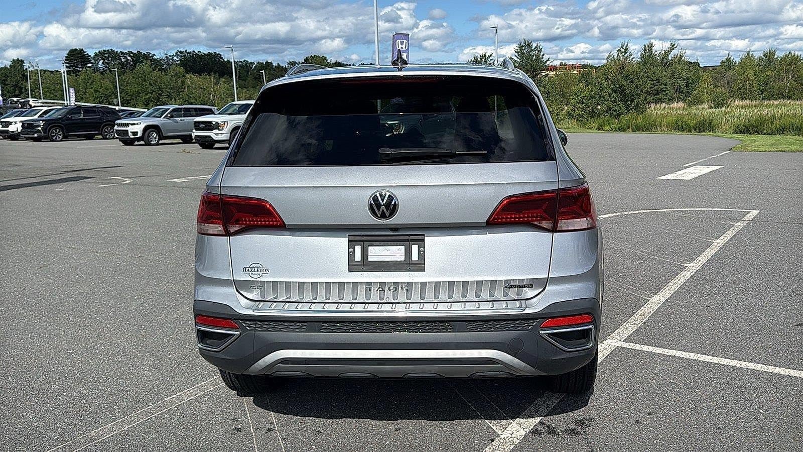 Used 2023 Volkswagen Taos SE w/ Panoramic Sunroof Package AWD/4WD image 7