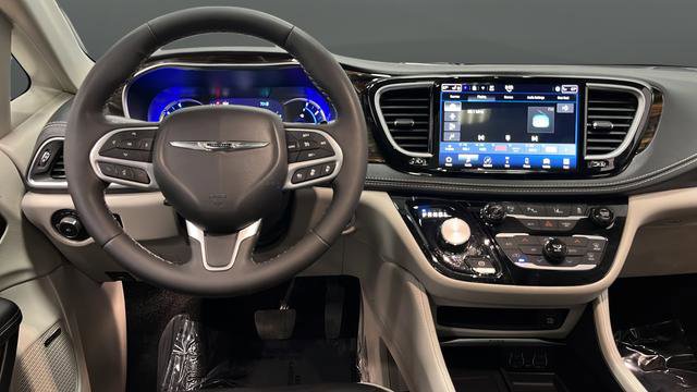 Used 2023 Chrysler Pacifica Limited w/ Uconnect Theater Family Group FWD image 11