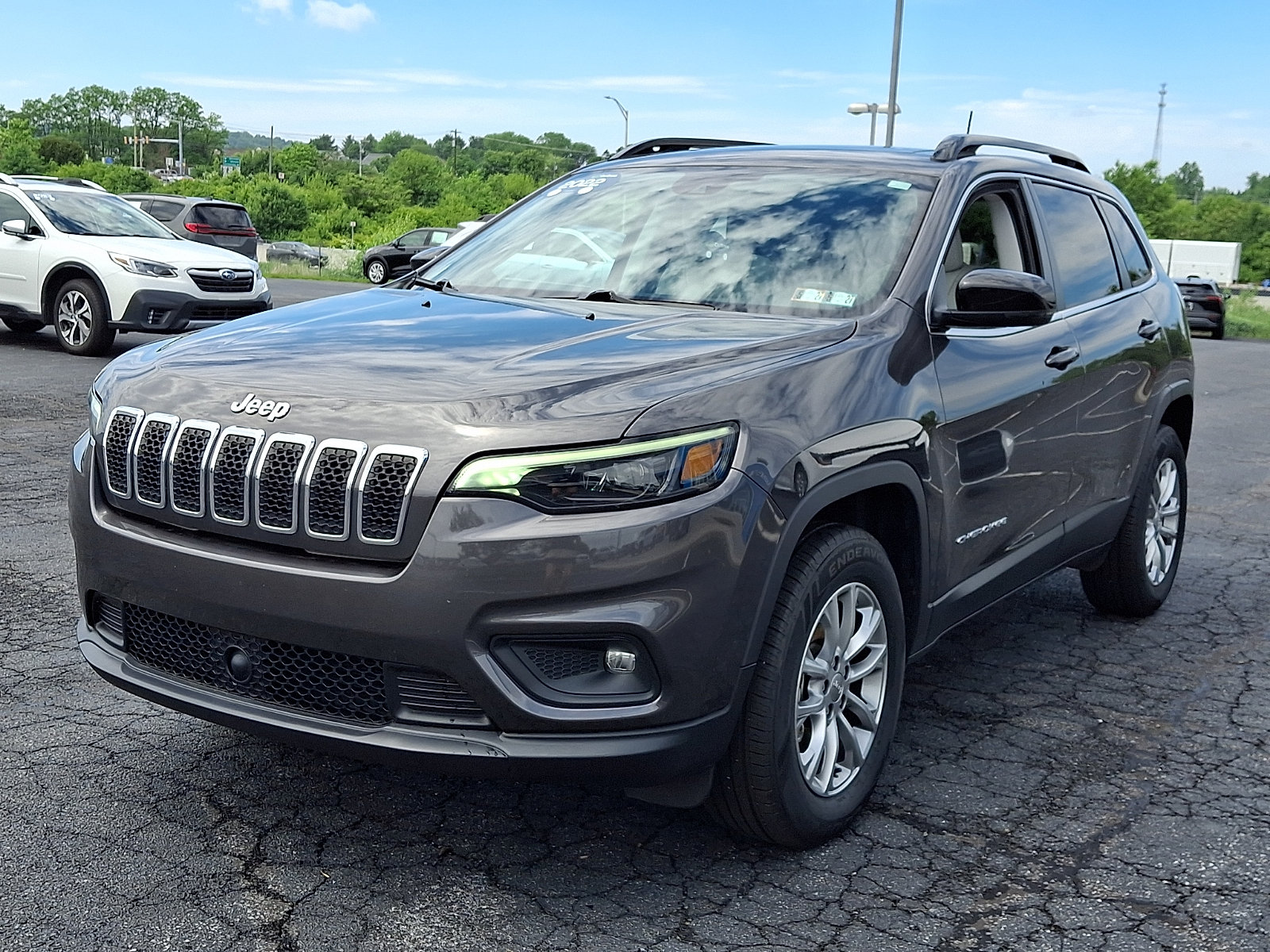 Used 2022 Jeep Cherokee Latitude Lux w/ Sun & Sound Group AWD/4WD image 3