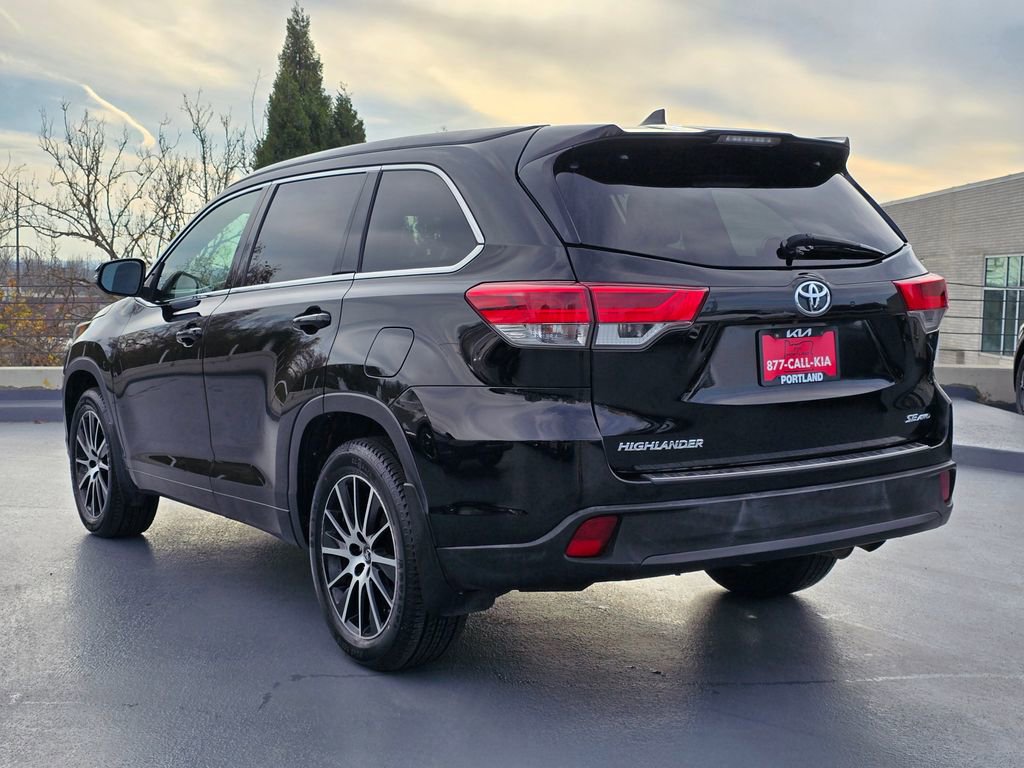 Used 2018 Toyota Highlander SE image 3