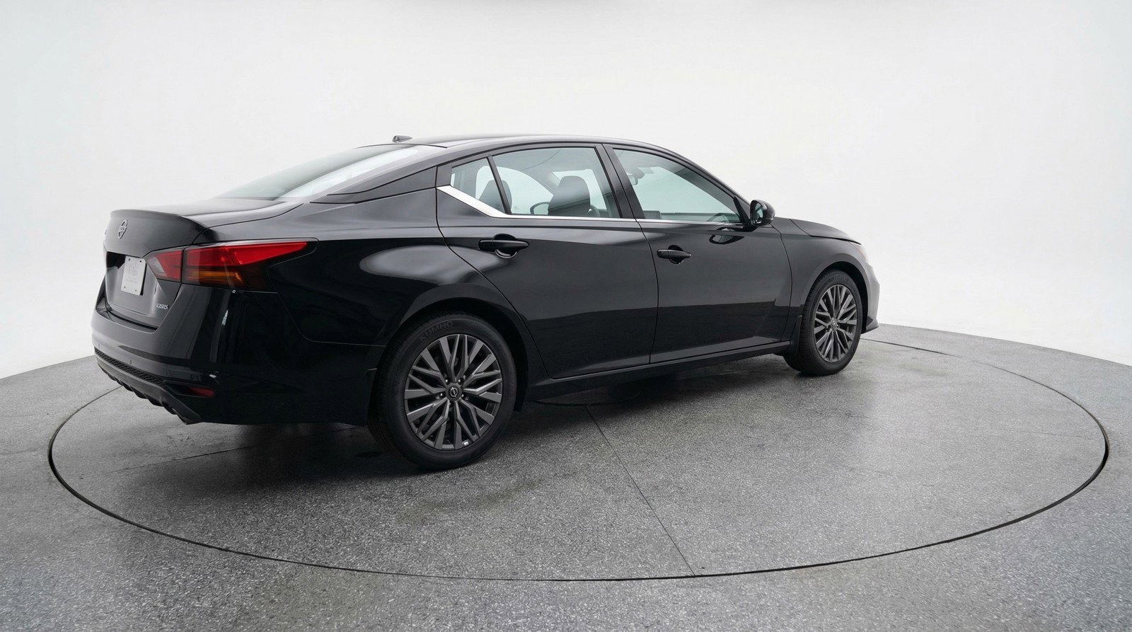 Used 2025 Nissan Altima 2.5 SV image 9