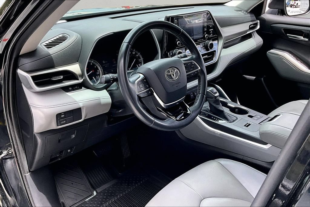 Certified 2020 Toyota Highlander XLE FWD image 19
