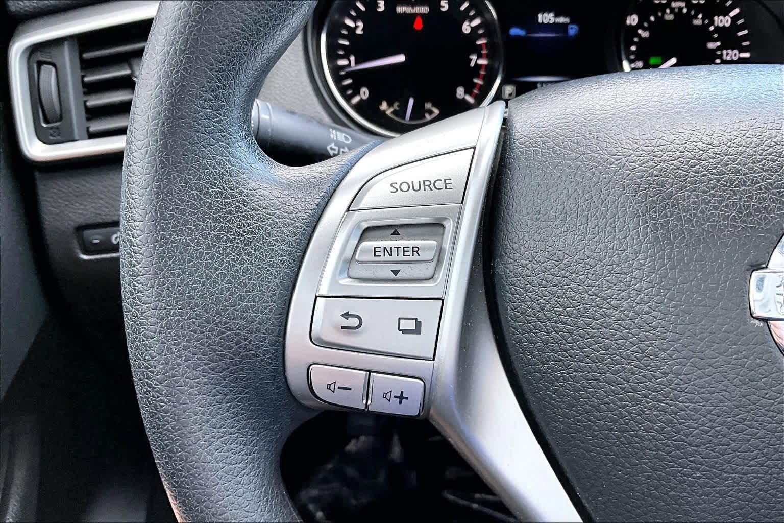 Used 2015 Nissan Rogue S FWD image 23