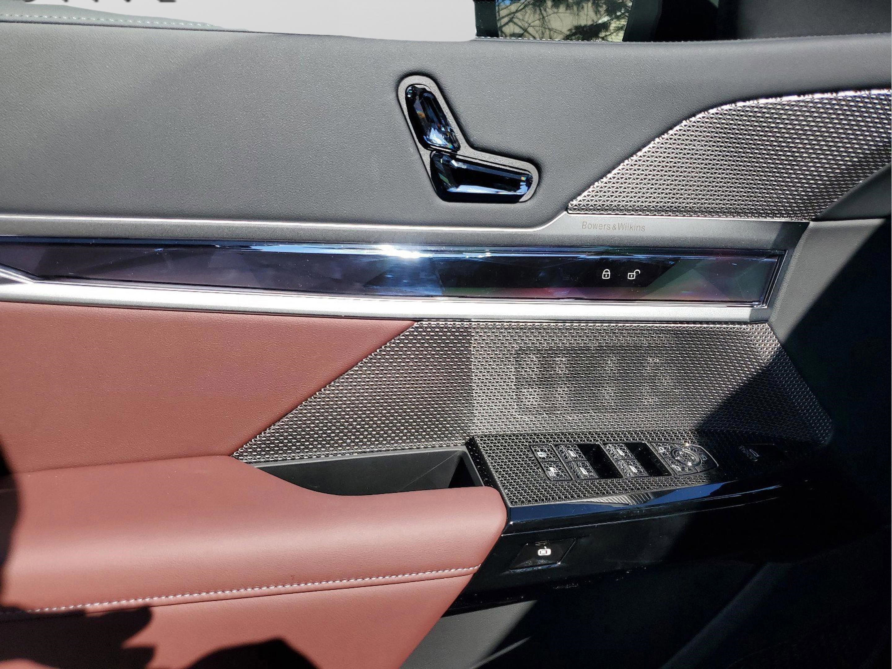 Used 2025 BMW 750e xDrive image 18