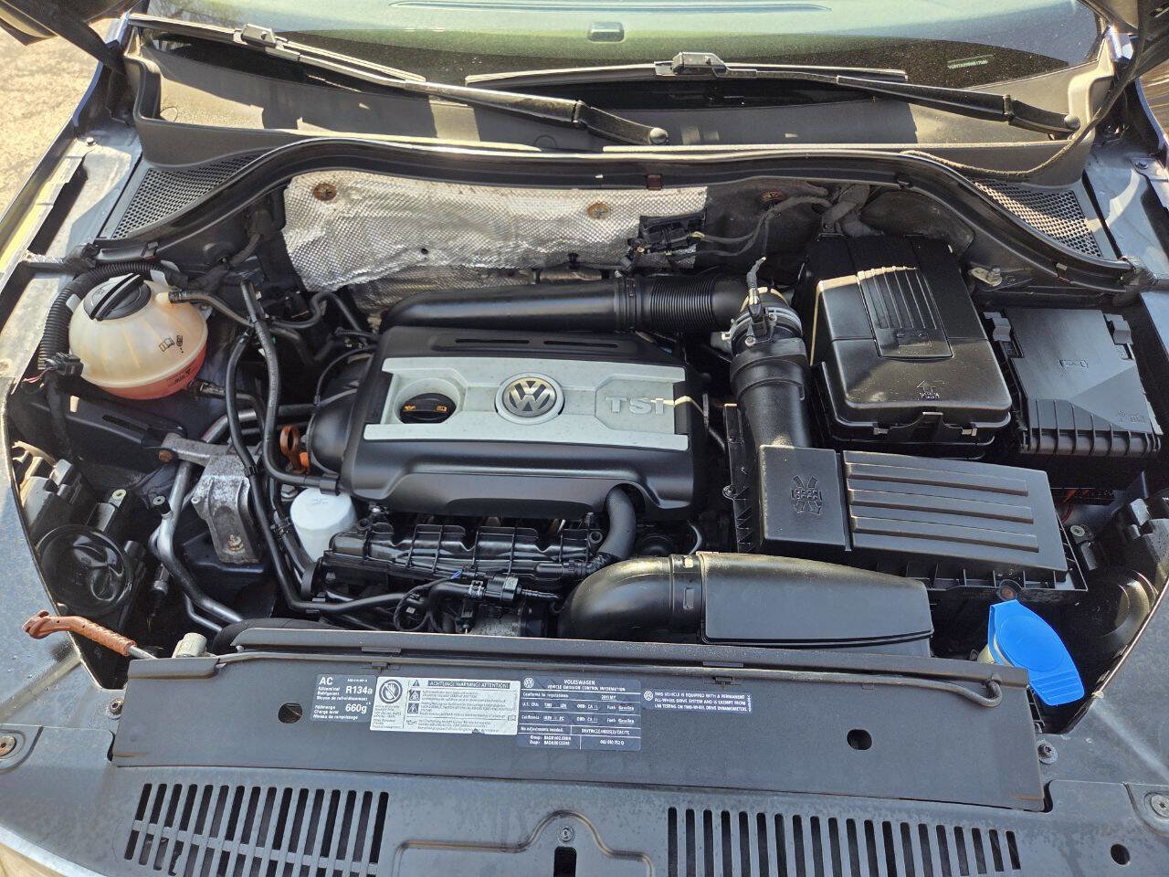 Used 2011 Volkswagen Tiguan SE image 18