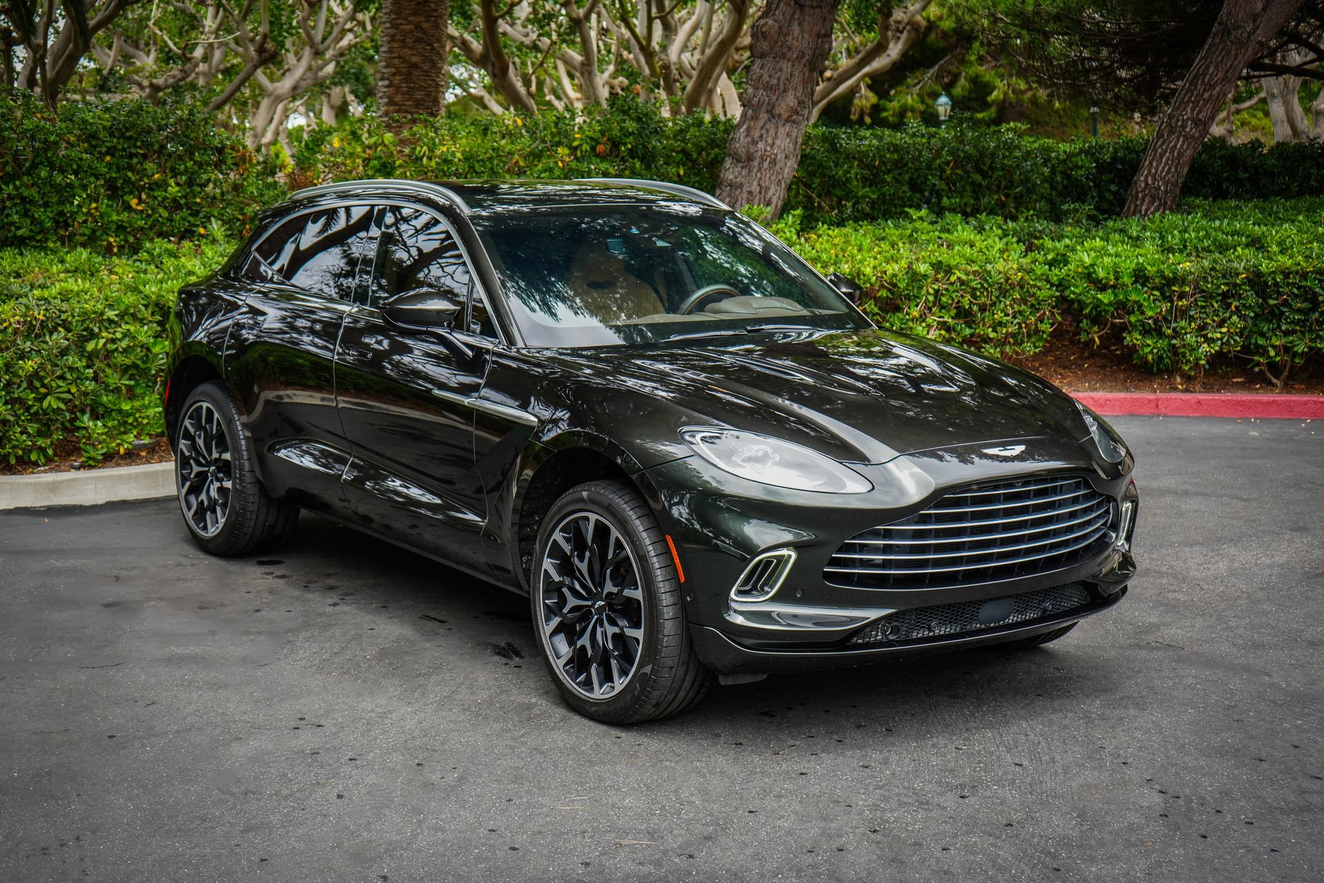 Used 2022 Aston Martin DBX AWD/4WD image 1