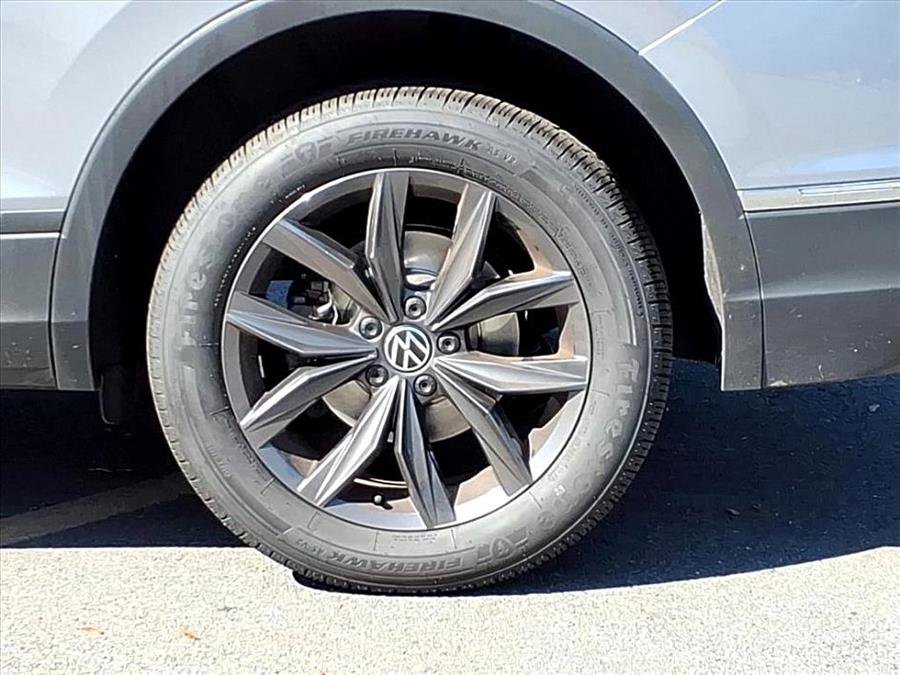 Used 2024 Volkswagen Tiguan SE image 3