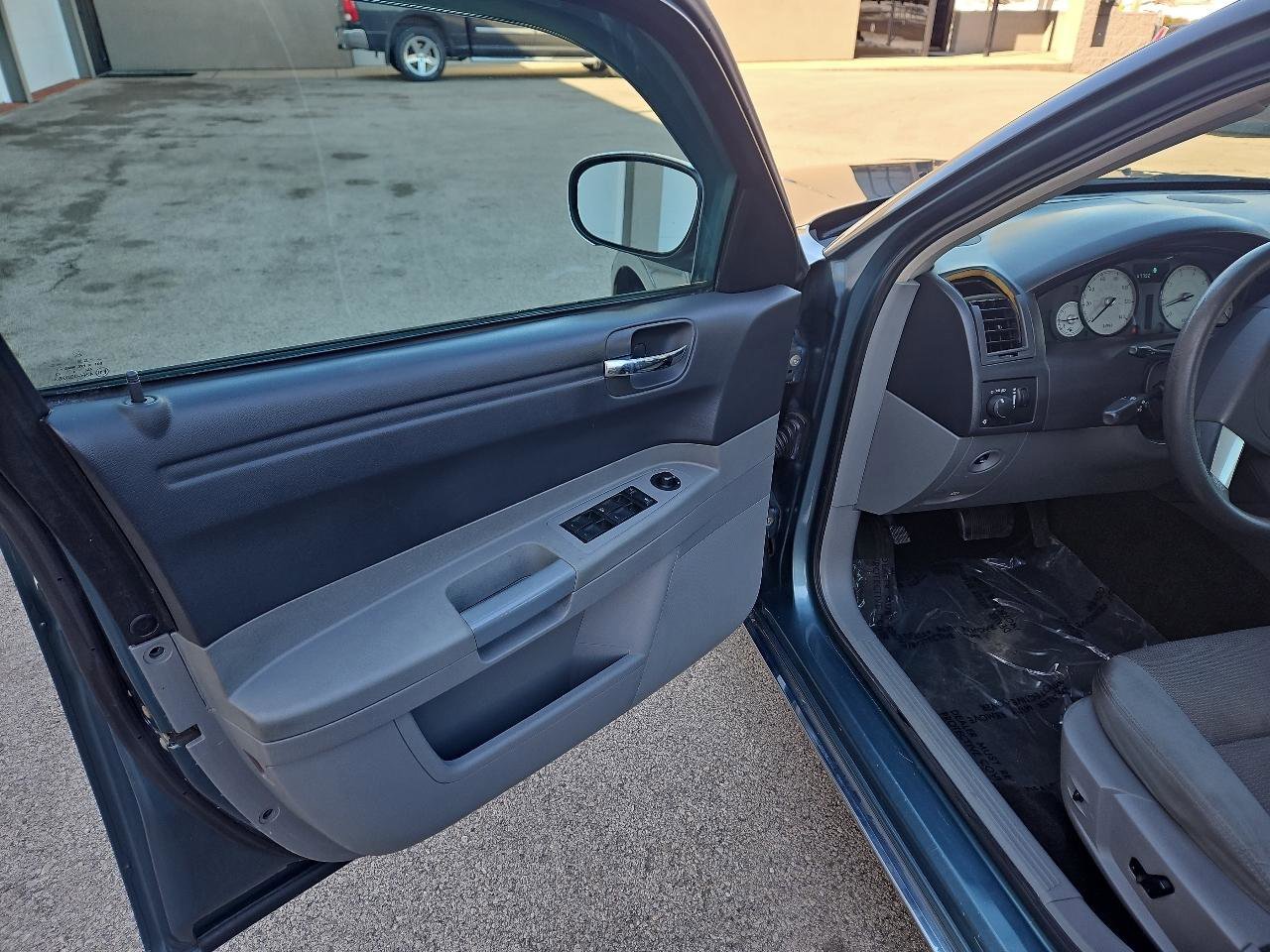 Used 2005 Chrysler 300 w/ Protection Group image 7