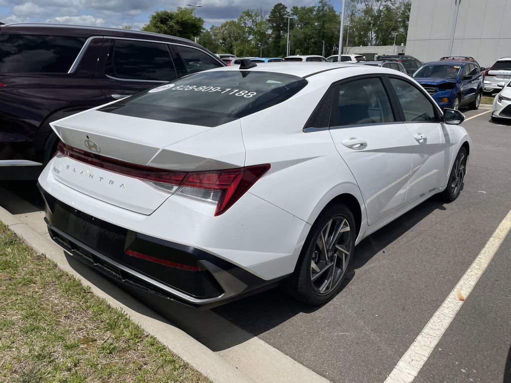 Certified 2025 Hyundai Elantra SEL FWD image 4