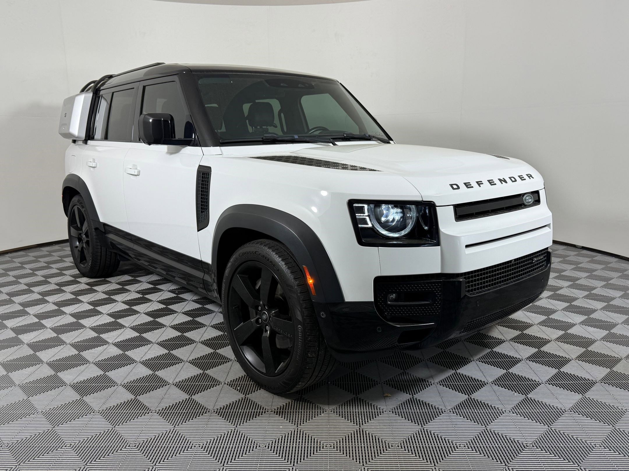 Used 2023 Land Rover Defender 110 X-Dynamic SE image 7