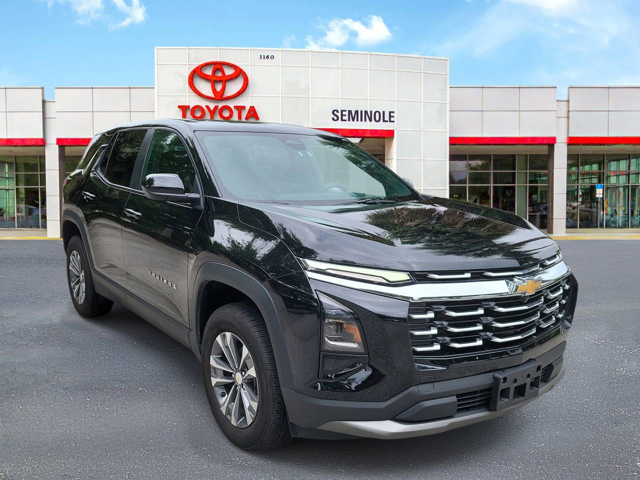 Used 2025 Chevrolet Equinox LT image 2