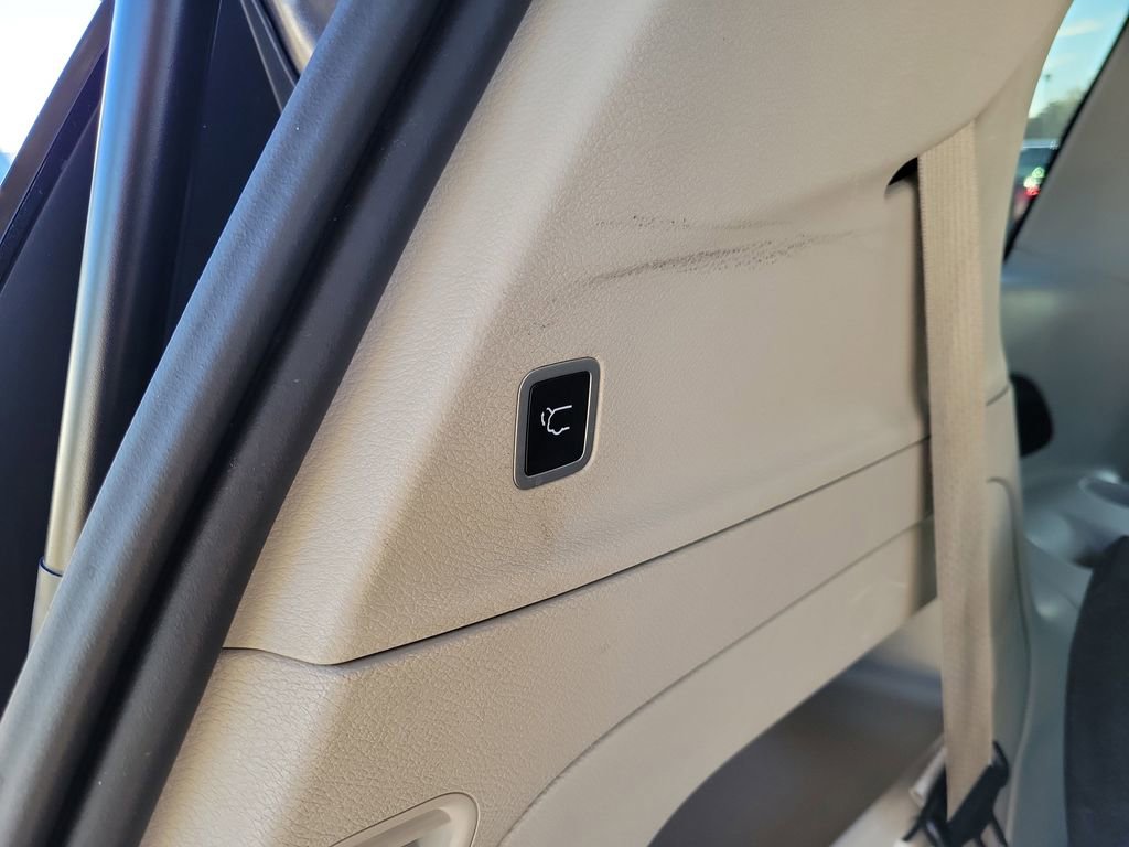 Used 2023 Chrysler Voyager LX image 10