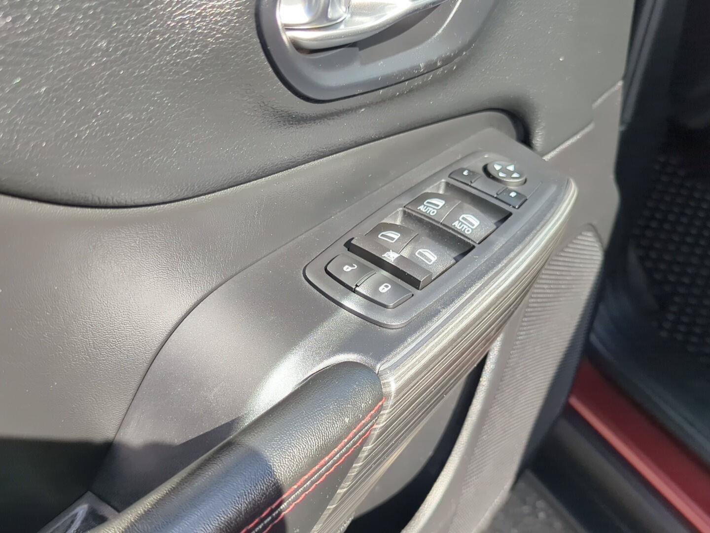 Used 2017 Jeep Cherokee Trailhawk AWD/4WD image 13