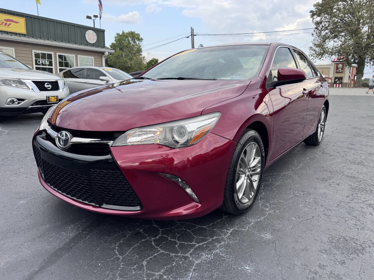 Used 2017 Toyota Camry SE image 3