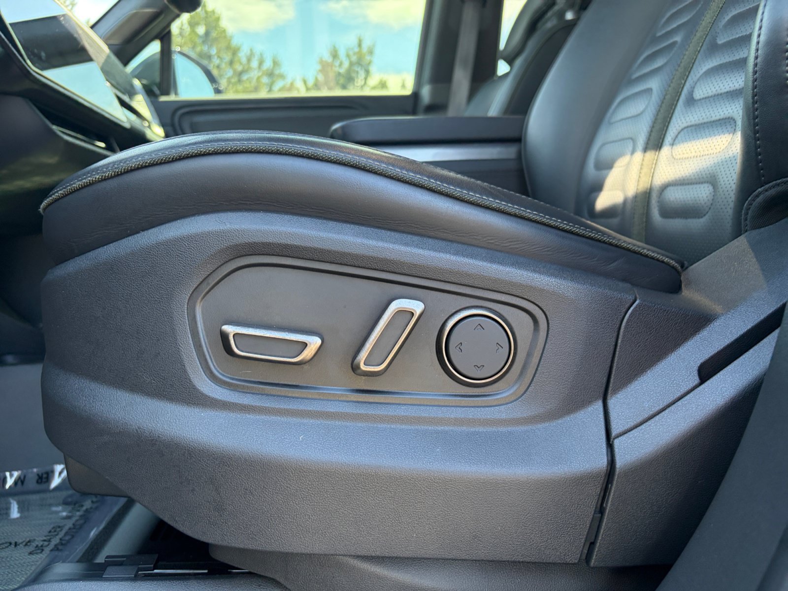 Used 2025 Rivian R1T Adventure AWD/4WD image 15