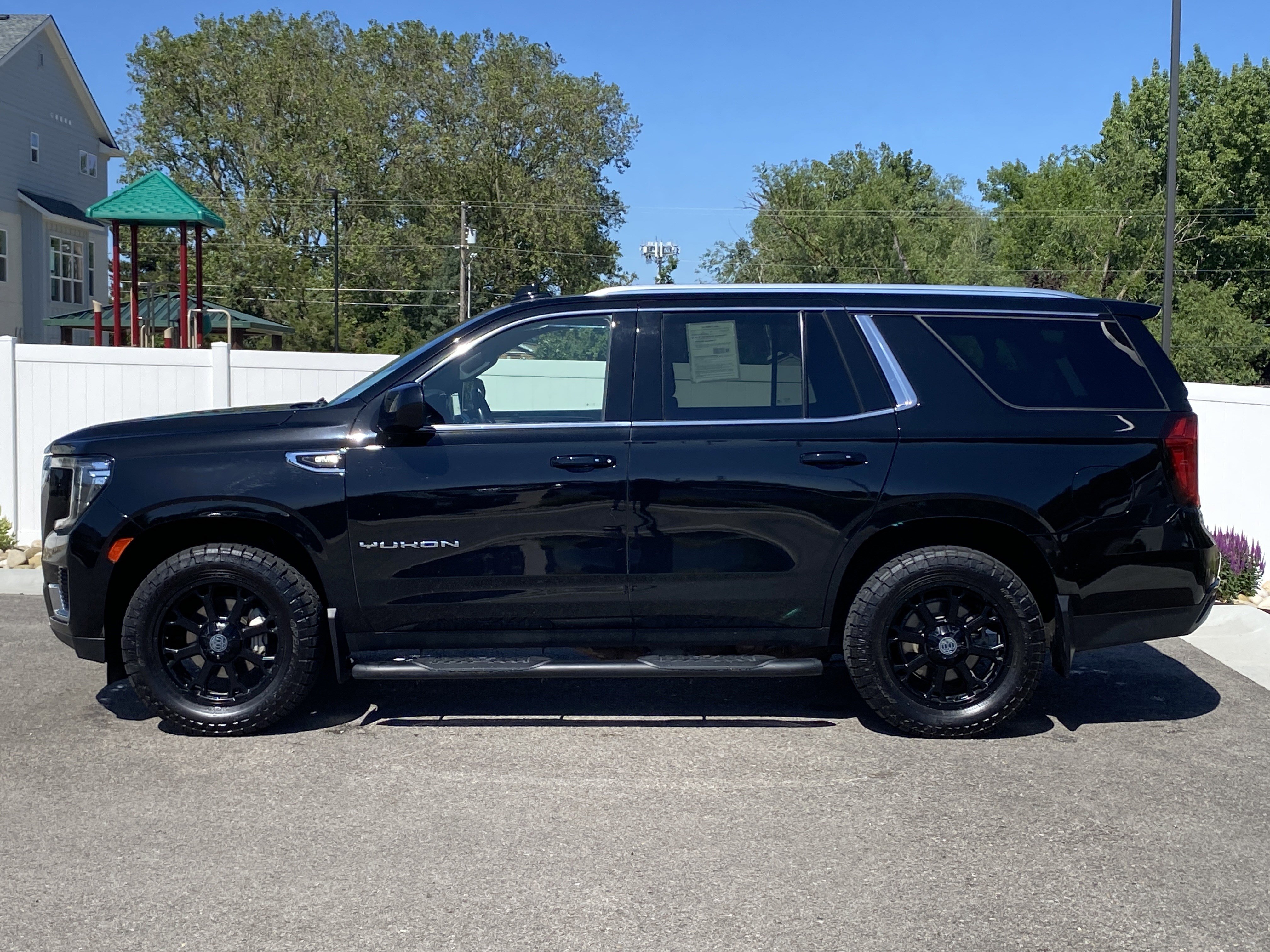 Used 2021 GMC Yukon SLE AWD/4WD image 3