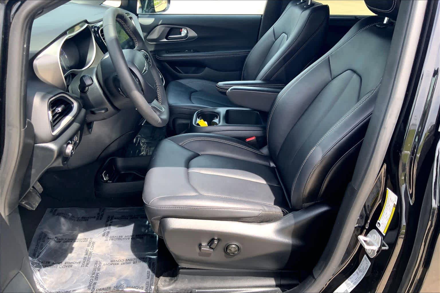 Used 2025 Chrysler Pacifica Select FWD image 7