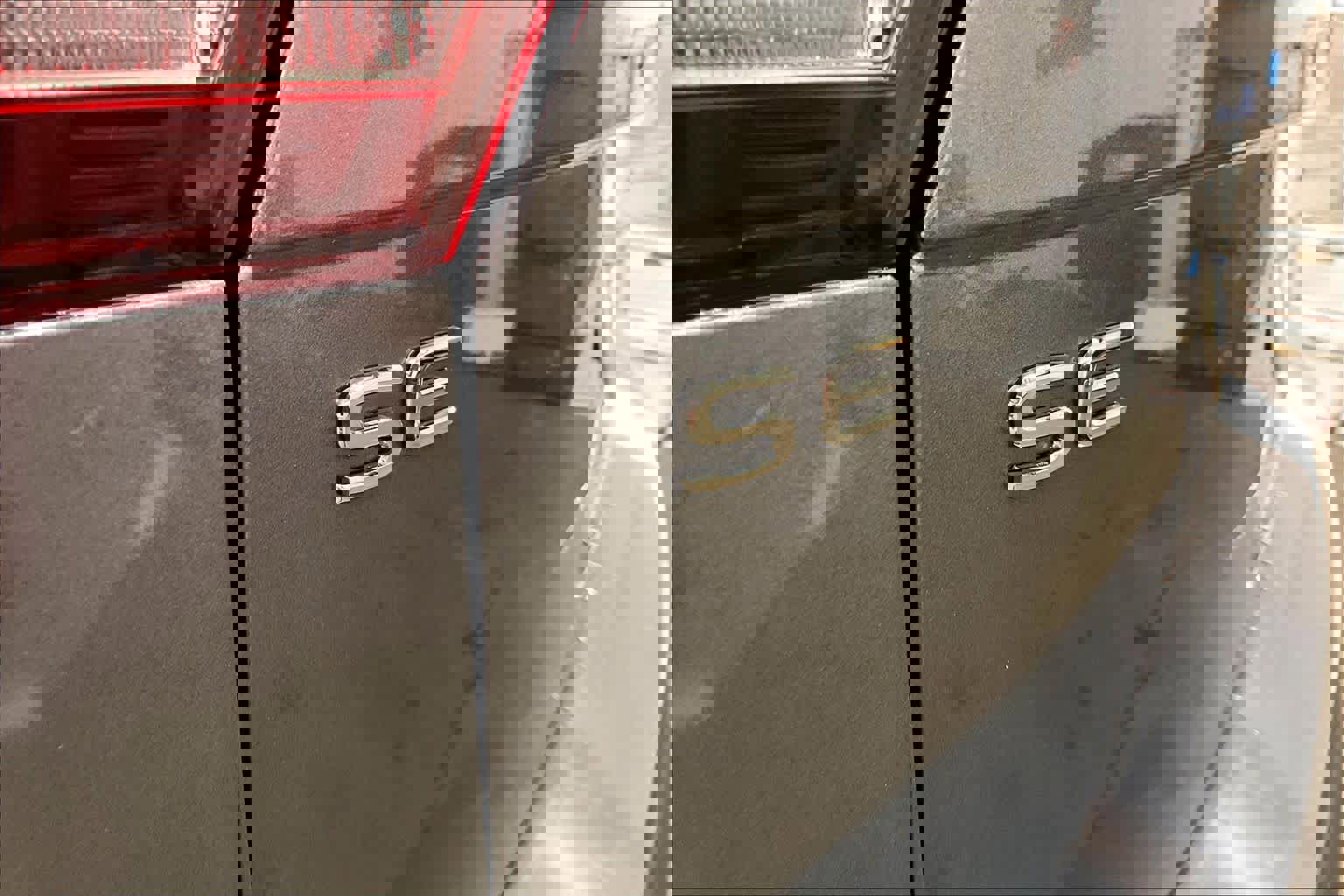 Used 2022 Volkswagen Tiguan SE R-Line image 11