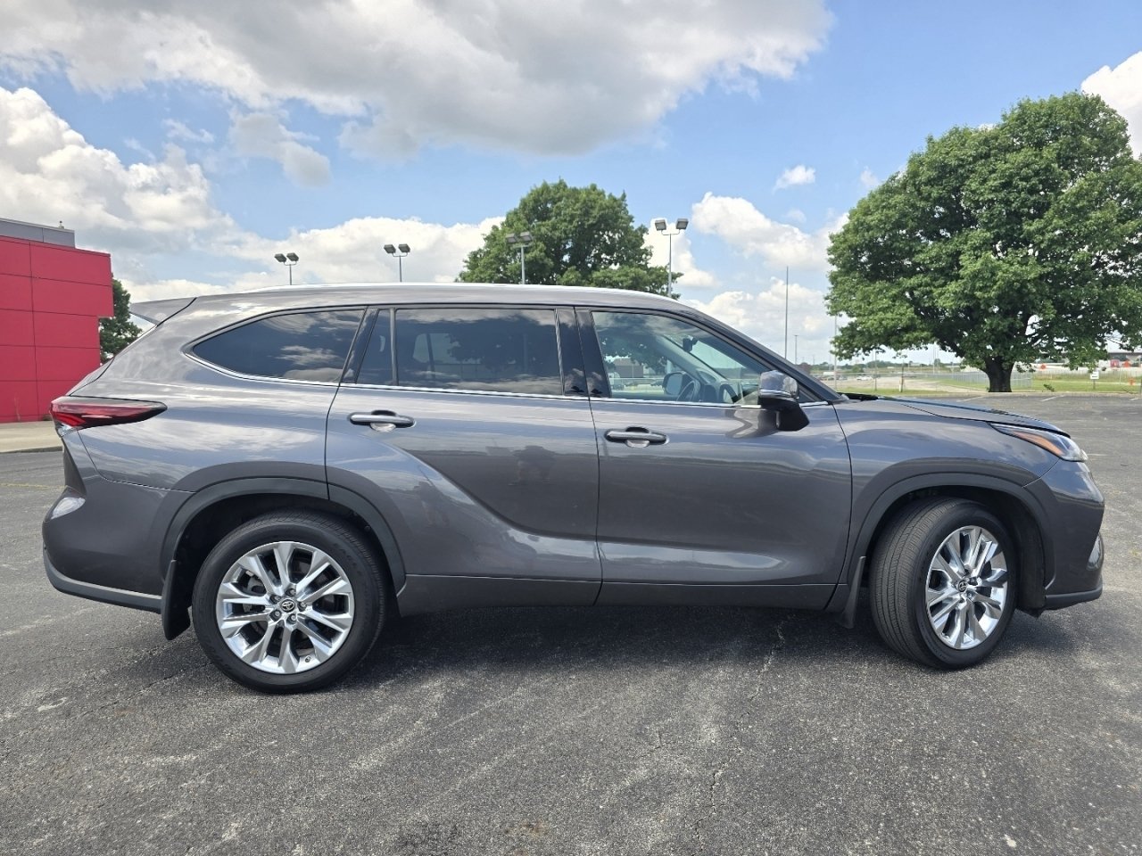 Certified 2024 Toyota Highlander Limited AWD/4WD image 19