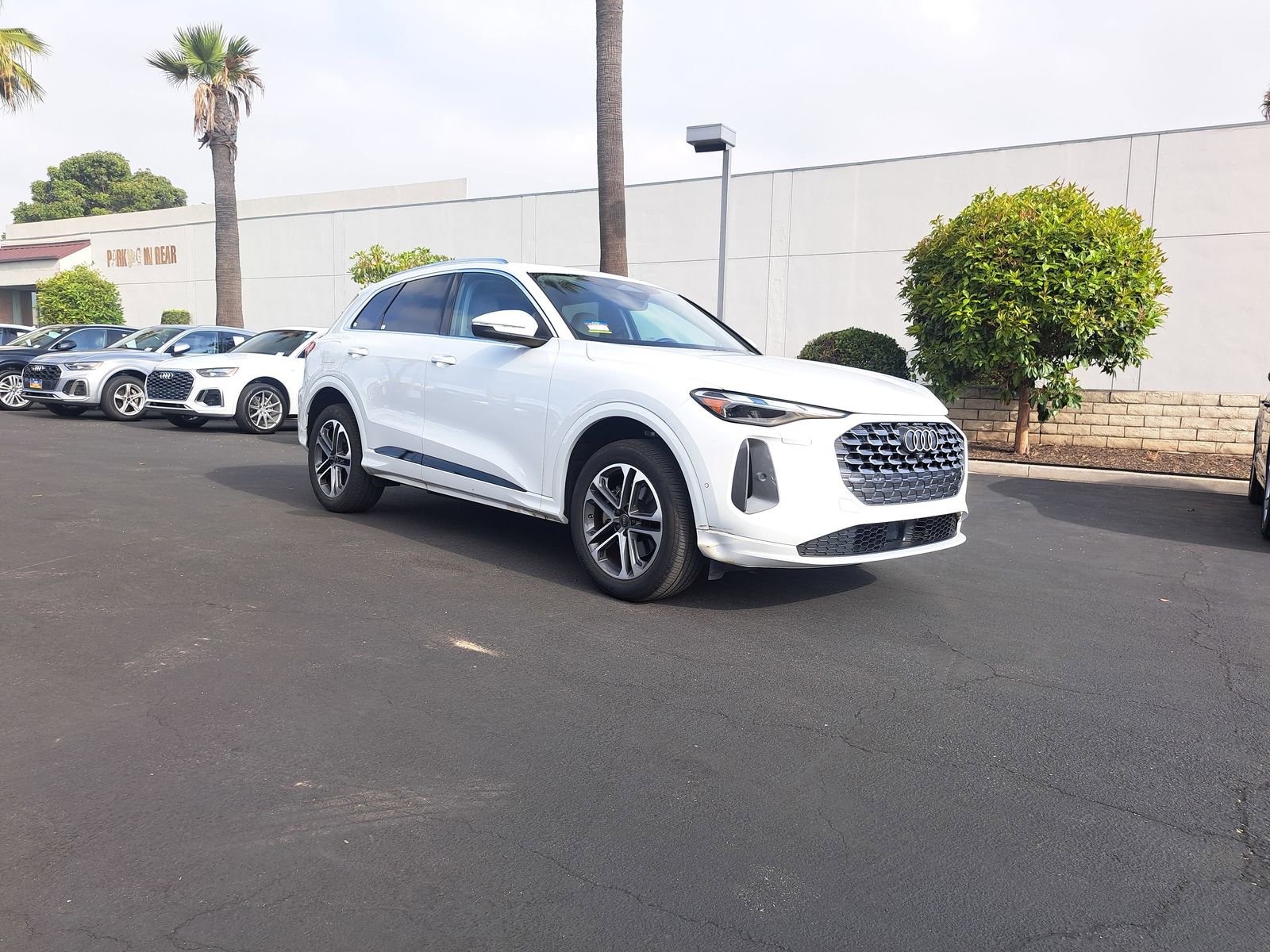 Used 2025 Audi Q5 Premium w/ Convenience Package image 2