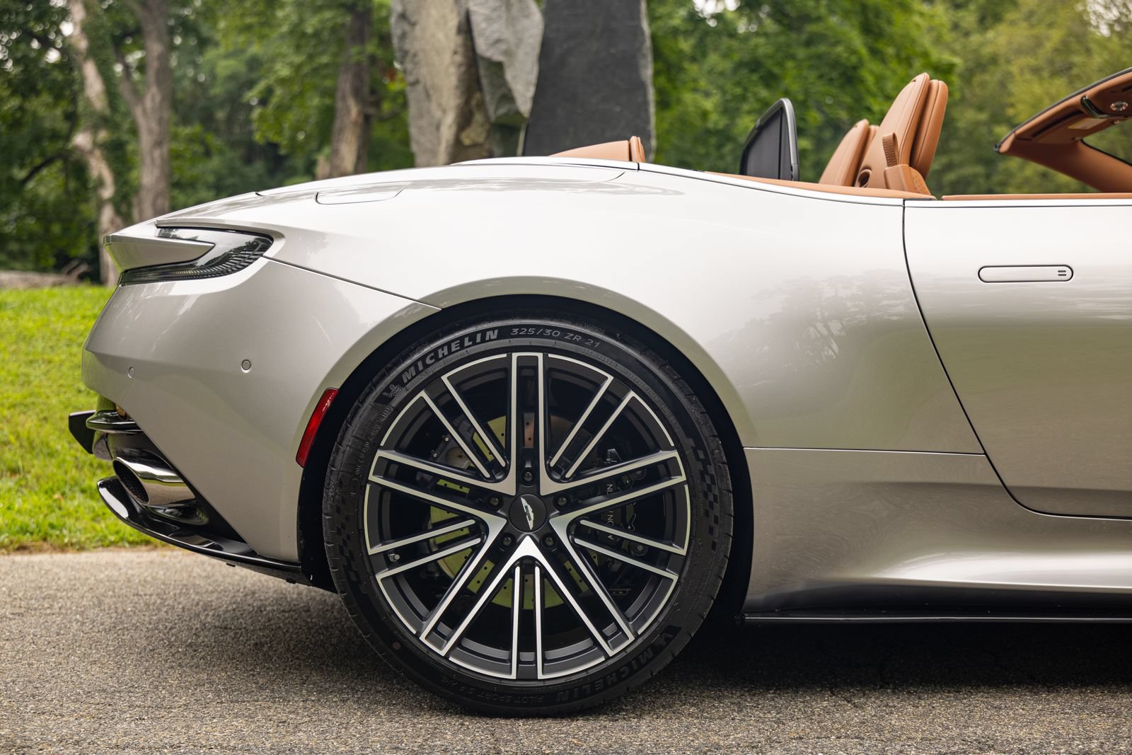 Used 2024 Aston Martin DB12 Convertible RWD image 27