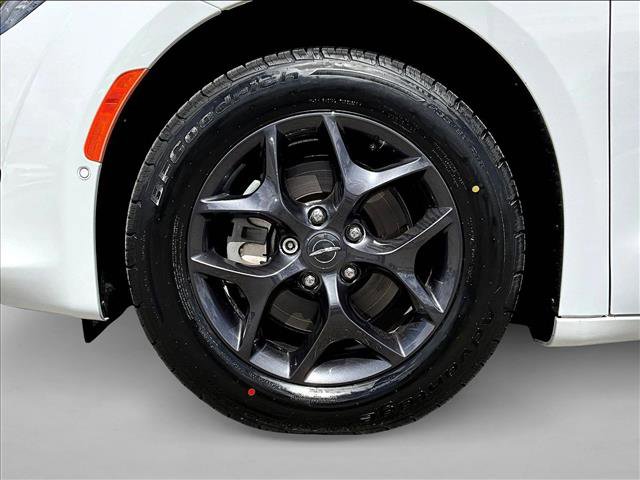 Used 2020 Chrysler Pacifica Touring-L Plus w/ Advanced Safetytec Group image 10