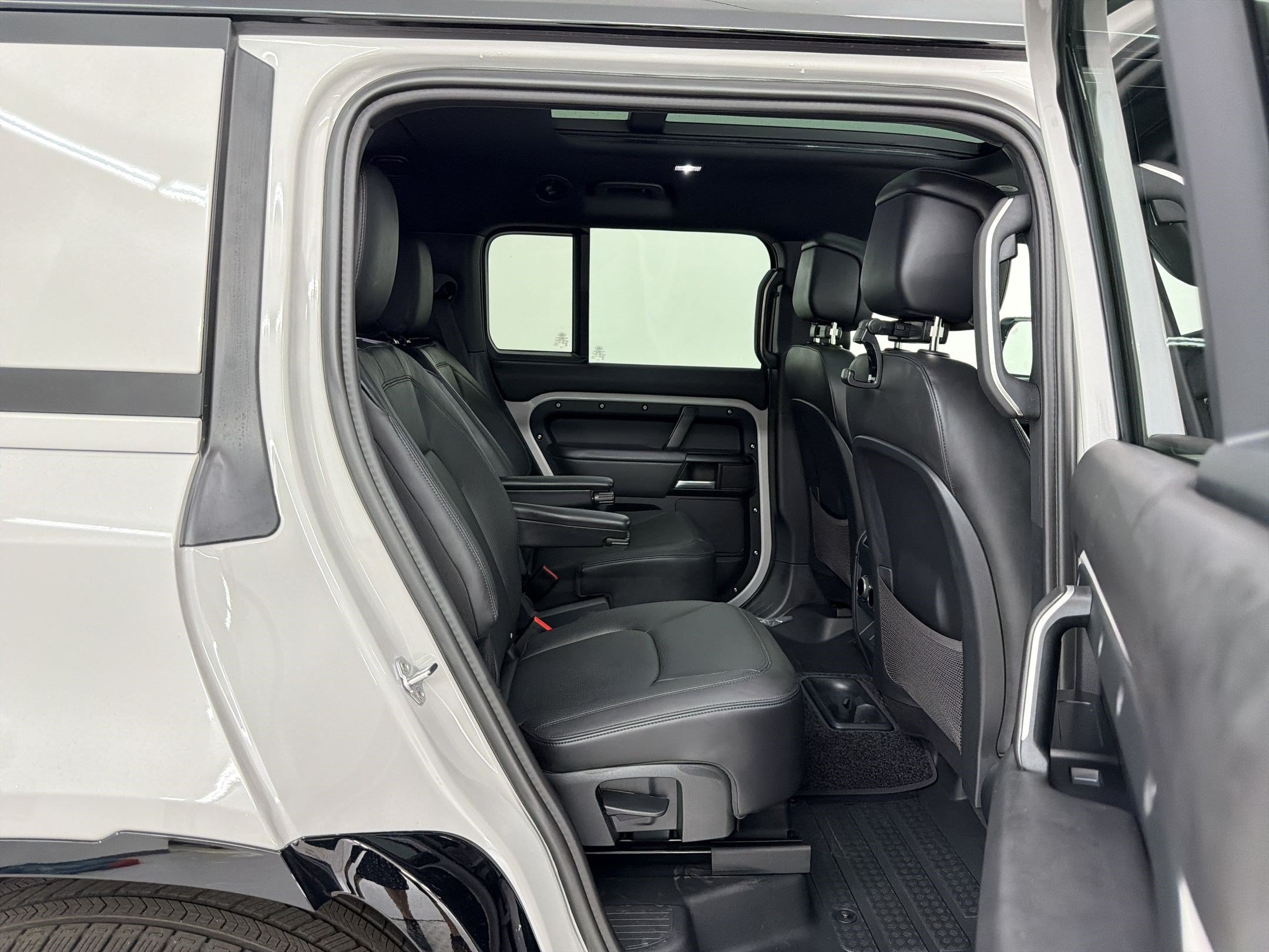 New 2026 Land Rover Defender 130 X-Dynamic SE AWD/4WD image 30