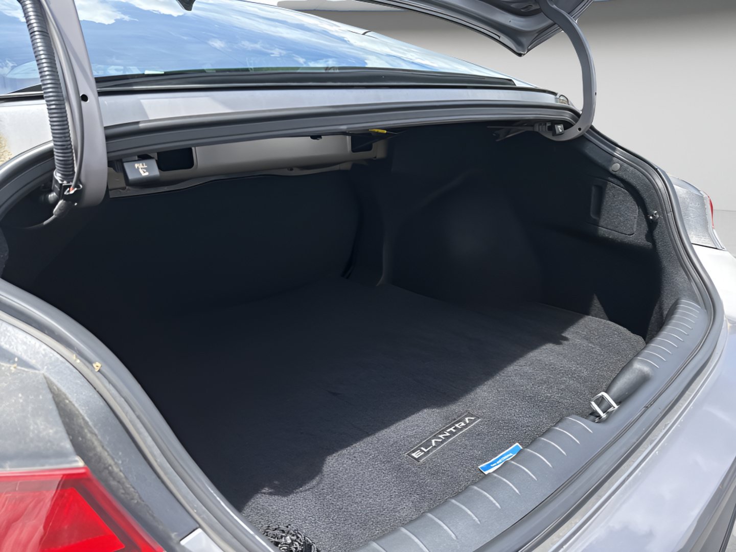 Used 2023 Hyundai Elantra SEL w/ Cargo Package FWD image 8