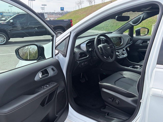 New 2026 Chrysler Pacifica Limited w/ Uconnect Theater Family Group FWD image 14