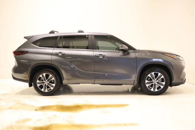 Used 2024 Toyota Highlander XLE image 3