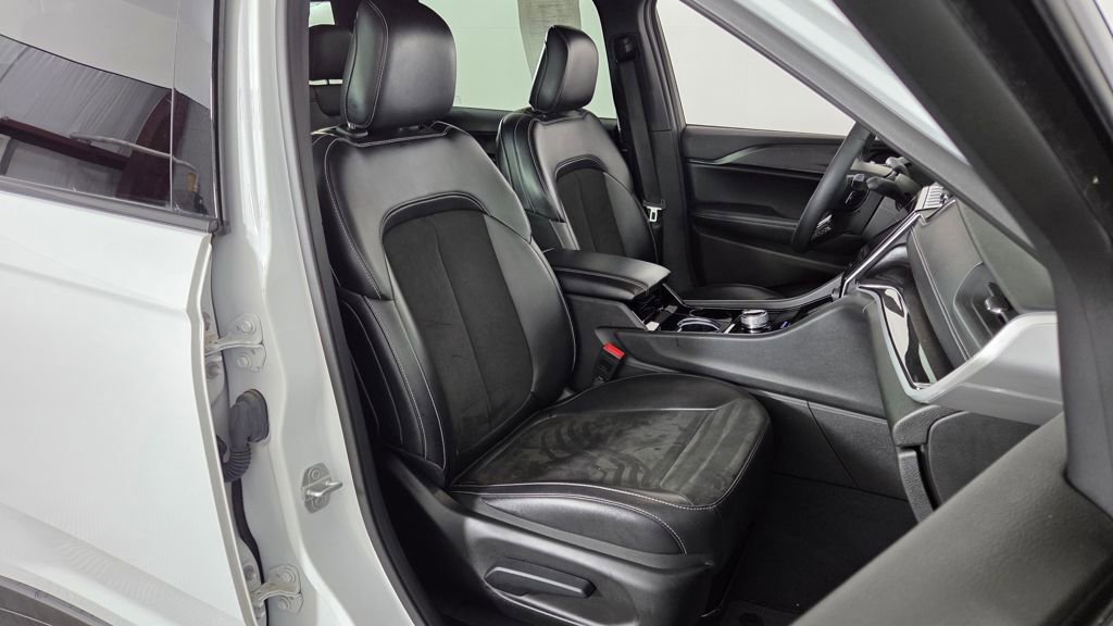 Used 2023 Jeep Grand Cherokee L Laredo image 39