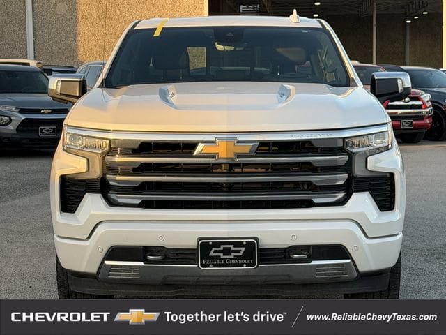 Used 2025 Chevrolet Silverado 1500 High Country w/ High Country Premium Package AWD/4WD image 3