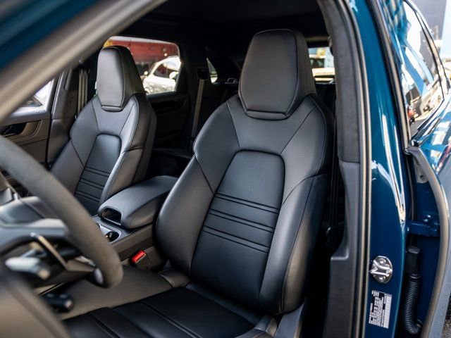 New 2026 Porsche Cayenne GTS image 5