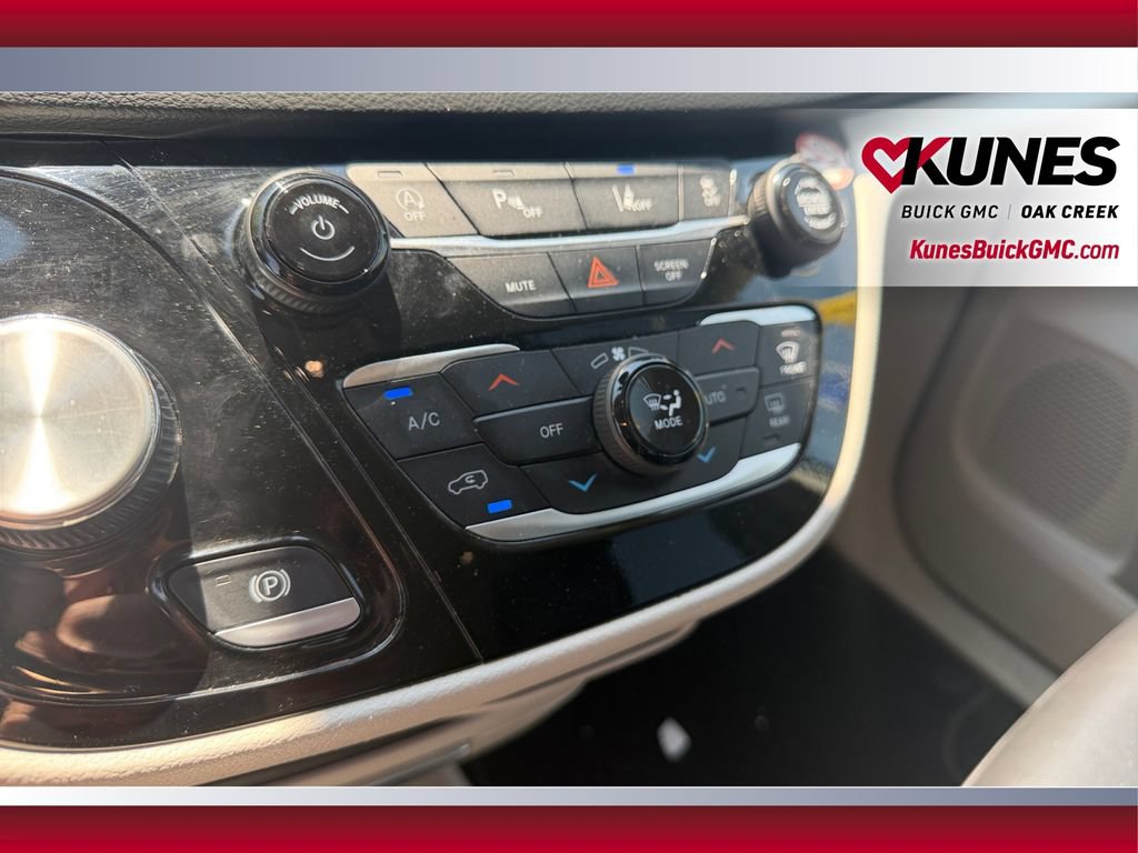 Used 2023 Chrysler Pacifica Touring-L FWD image 30