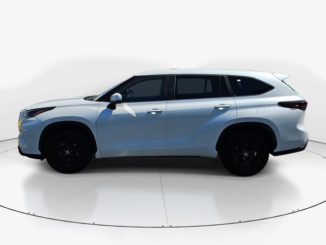 Used 2024 Toyota Highlander LE FWD image 6