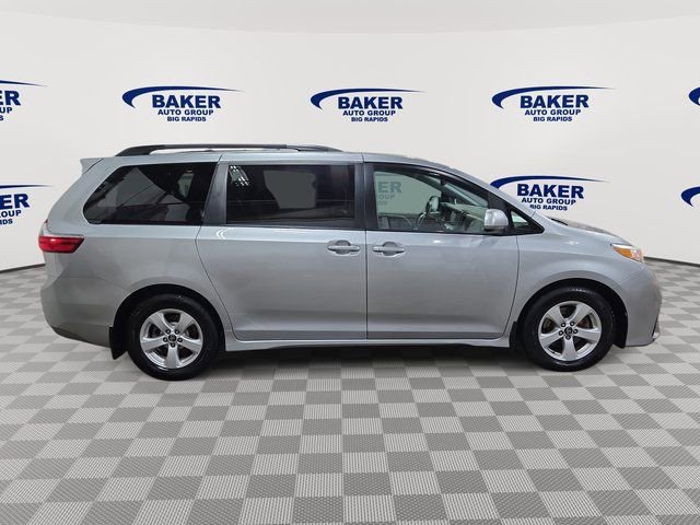 Used 2020 Toyota Sienna LE image 2