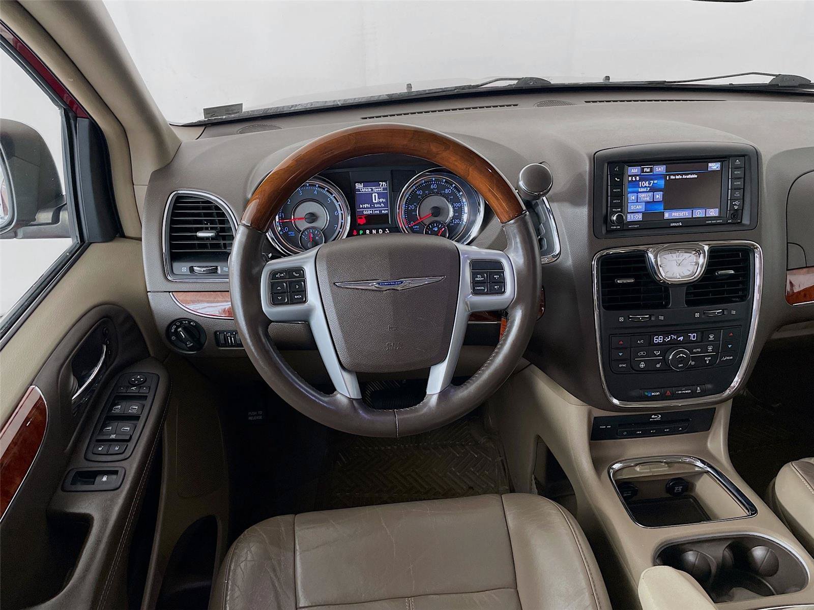 Used 2014 Chrysler Town & Country Limited w/ Luxury Group FWD image 24
