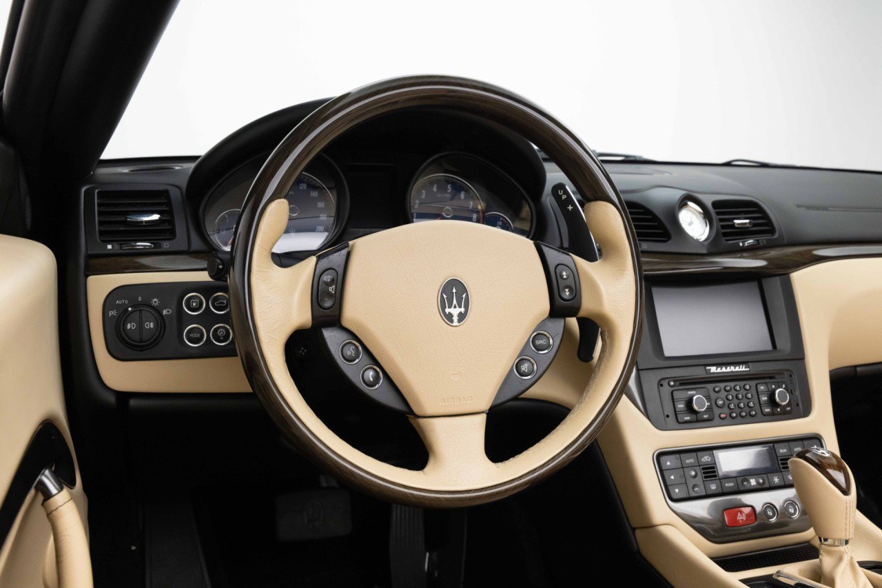 Used 2015 Maserati GranTurismo Convertible RWD image 12