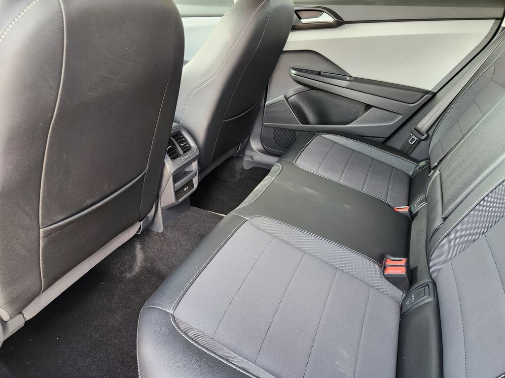 Used 2022 Volkswagen Taos SE FWD image 21